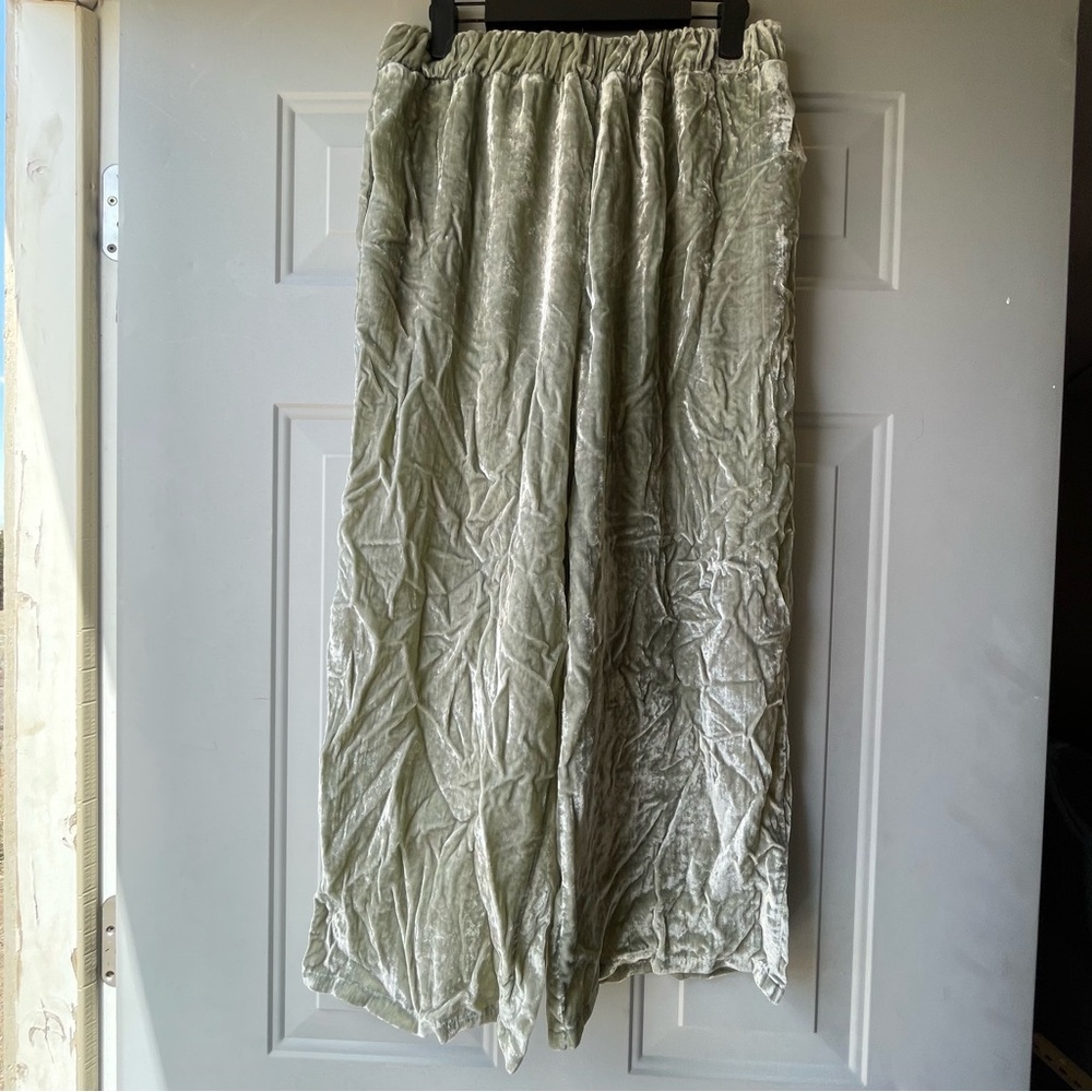 Green velvet wide leg pants #velvetpants